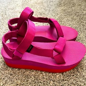 TEVA Flatform Universal 
Hot Pink
Size 8